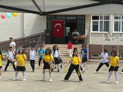 Kaymakamımız Deniz PİŞKİN, Akçakoca Tepeköy İlk/Ortaokulu’nun düzenlediği “Bahar Şenliği” programına katıldı