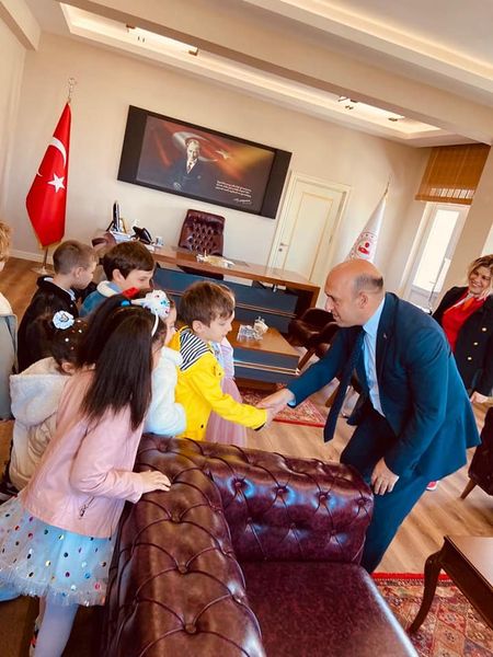 Özel Erdem-Selim Çocuk Akademisi Öğrencileri öğretmenleriyle birlikte Kaymakamımız Sayın Mustafa CAN’ı ziyaret ettiler.