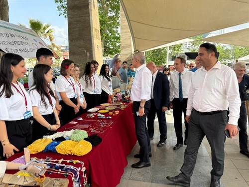 Kaymakamımız Deniz PİŞKİN, Akçakoca Piri Reis Ticaret Mesleki ve Teknik Anadolu Lisesinin yıl sonu sergisini ziyaret etti.